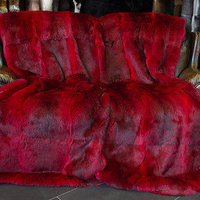 roter Pelzüberzug für eine Sofa
