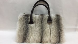 grau-weiße Pelztasche